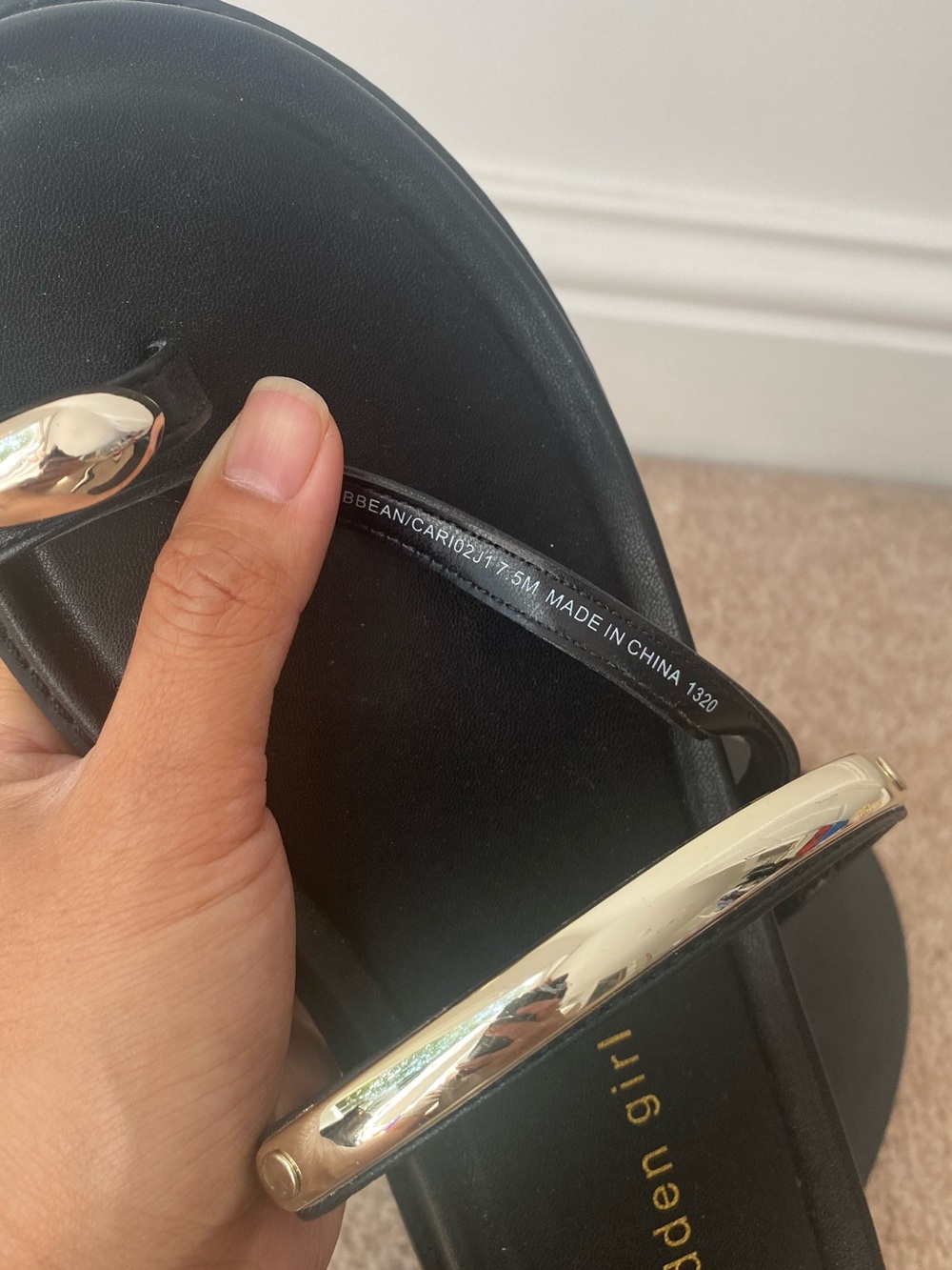 Madden Girl Caribbean Slide-On Black Sandals Toe Loop & Gold Hardware Sz 7.5 NEW - Picture 7 of 8